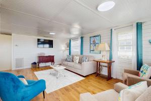 a living room with a couch and a table at Macs Fish Camp in Dauphin Island