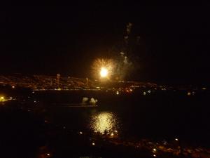 un espectáculo de fuegos artificiales sobre una ciudad por la noche en Excelente Vista a la Bahía de Valparaíso en Valparaíso