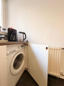 a washing machine in a kitchen with a counter at Kiełbaśnicza 1a RYNEK 3 pok osobne 65 m2 in Wrocław
