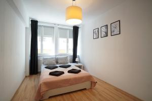a bedroom with a bed and a large window at Kiełbaśnicza 1a RYNEK 3 pok osobne 65 m2 in Wrocław