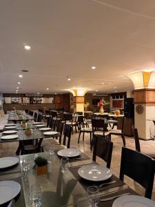 a dining room with tables and chairs in a restaurant at Gran Lençóis Flat Barreirinhas Caburé-209 com Quarto Deluxe Cama Queen Size in Barreirinhas