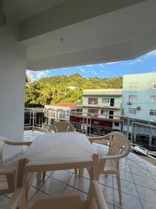 a balcony with a table and chairs and a view at Hotel Iung in Alfredo Wagner