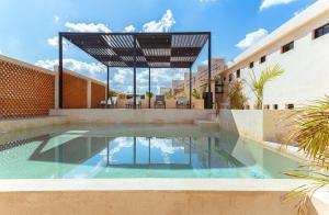 a swimming pool in the middle of a building at Hotel Pakal 58 Centro in Mérida