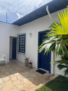 a house with a blue door and a patio at Casa da Glória 2 in Diamantina
