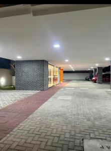 an empty parking lot in a parking garage at Flat Só Alegria in Cabedelo