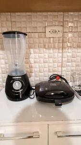 a blender sitting on top of a counter at Casa Mobiliada 4 camas e 2 quartos in Juazeiro do Norte