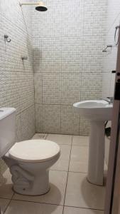 a bathroom with a toilet and a sink at Casa Mobiliada 4 camas e 2 quartos in Juazeiro do Norte +28 photos
