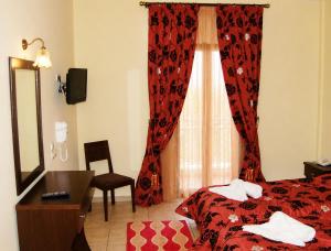 Llit o llits en una habitació de Hotel Gogos - Meteora Panorama Retreats, Kastraki