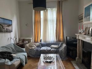 a living room with a couch and a table at partie jasmin in Brussels