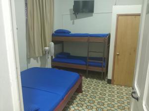 a room with two bunk beds and a door at Hotel casa inglesa in Buga