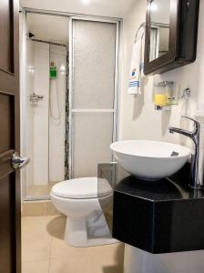 a bathroom with a sink and a toilet and a shower at Apartamentos CasaMJ Tunja Confort y Parqueadero in Tunja +43 photos