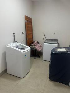 a room with two washing machines in a room at Apartamento - Centro de Redenção in Redenção