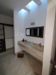 ein Badezimmer mit einer großen Badewanne und einem großen Spiegel in der Unterkunft Casa Puzzle in El Nido