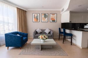 a living room with a couch and a table at Torres de Suites by InAmazonas in Quito