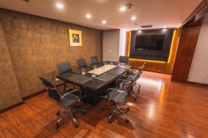a conference room with a large table and chairs at Torres de Suites by InAmazonas in Quito +21 photos