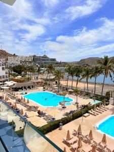 a view of the pool and beach at a resort at BH Cura marina 2 in Mogán