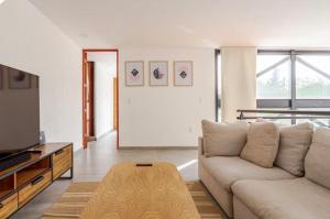 a living room with a couch and a coffee table at CASA CON JACUZZI PRIVADO PARA 6 personas in Tequisquiapan