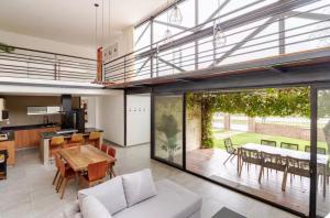 a living room with a white couch and a table at CASA CON JACUZZI PRIVADO PARA 6 personas in Tequisquiapan