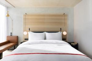 En eller flere senge i et værelse på Ruby Emma Hotel Amsterdam by IHG + 78 billeder