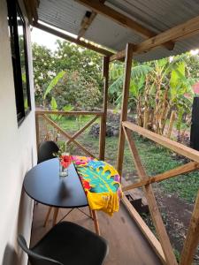 a table and chairs in a room with a window at Hospedaje Maika Rapa Nui in Hanga Roa
