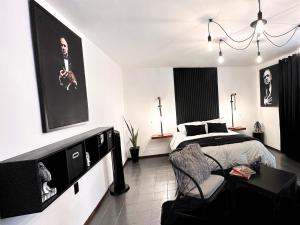 a bedroom with a bed and a table and a chair at Hotel Homsty in San Martín Texmelucan de Labastida