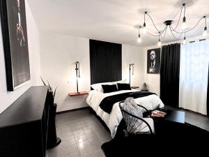 a bedroom with a bed and a chair in it at Hotel Homsty in San Martín Texmelucan de Labastida