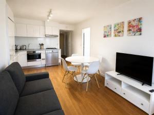 a living room with a couch and a table with chairs at Moden & Cozy Downtown Condo in Vancouver in Vancouver +4 photos