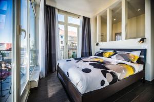 - une chambre avec un lit et un édredon de vache dans l'établissement Il Pesco Al Vaticano, à Rome