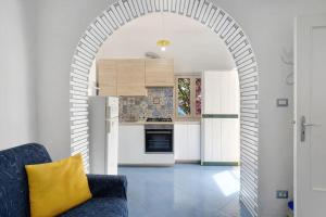 a kitchen with an archway in the middle of a room at Blue & Green Apartments in Erchie