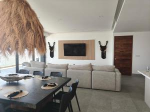 a living room with a couch and a table at Bantay 5f in Bucerías