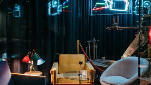 ein Zimmer mit einem Stuhl, einem Tisch und Lampen in der Unterkunft Ruby Ella Hotel Cologne by IHG in Köln + 77 Fotos