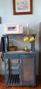 a microwave sitting on top of a blue table at CHIK Coatepec Comfort in Coatepec +9 photos