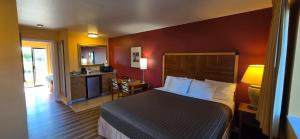 ein Hotelzimmer mit Bett und Badezimmer in der Unterkunft Olympic View Inn in Sequim
