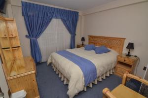 Un pat sau paturi într-o cameră la Almudena Apart Hotel
