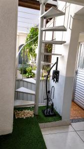 a small garden with a spiral staircase on a house at Lá Casa do Manguinha in Guarulhos