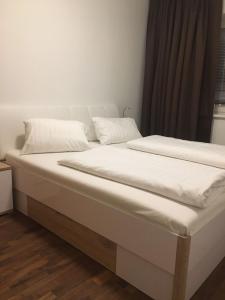 two beds sitting next to each other in a bedroom at Appartement Feinsinn in Westendorf