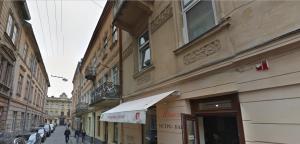 una calle con edificios y gente caminando por la calle en Lviv Loft Apartments en Leópolis