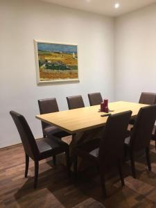 einen Konferenzraum mit einem Holztisch und Stühlen in der Unterkunft Appartement Feinsinn in Westendorf