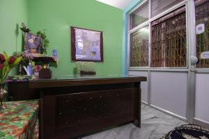 a room with a counter and a window and a table at Hotel O Suvidha in Jamshedpur