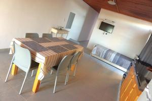 a dining room with a table and chairs and a tv at "ATARDECER" Departamento a pocos minutos de termas in Chajarí +13 photos
