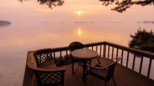 a table and chairs on a deck with a view of the water at Taean Supsogui Bada Pension in Panggal-li