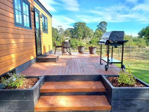 a backyard patio with a grill and a bbq at BIG4 Stratford Caravan Park in Stratford