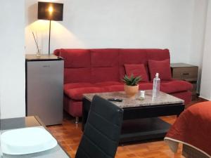 a living room with a red couch and a table at Gran Tonantzin in San Martín de las Pirámides