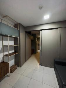 an empty room with a closet and a hallway at risorte eco carneiros in Tamandaré