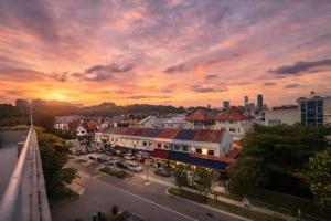 a view of a city with a sunset at K2 Guesthouse in Singapore