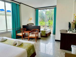 ein Hotelzimmer mit zwei Betten und einem Klavier in der Unterkunft Green House Hotel in Krabi + 28 Fotos