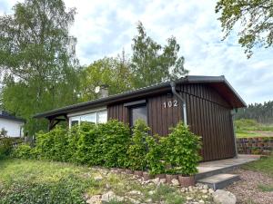 a small house with a wooden exterior at Ferienhaus Kammblick in Schmerbach