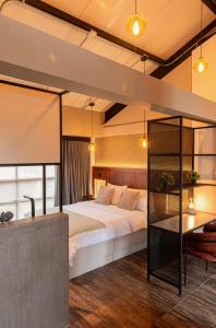 a bedroom with a large bed and a desk at 5Q HOUSE Zona G in Bogotá