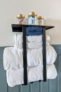 a black towel rack filled with towels at Hotel Scandi Poulsbo in Poulsbo
