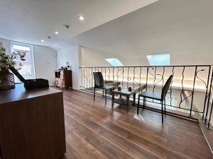 a living room with two chairs and a table at 南アルプスを望むサウナ付き宿,田園風景,全室エアコン,バーベキュー可 in Hokuto